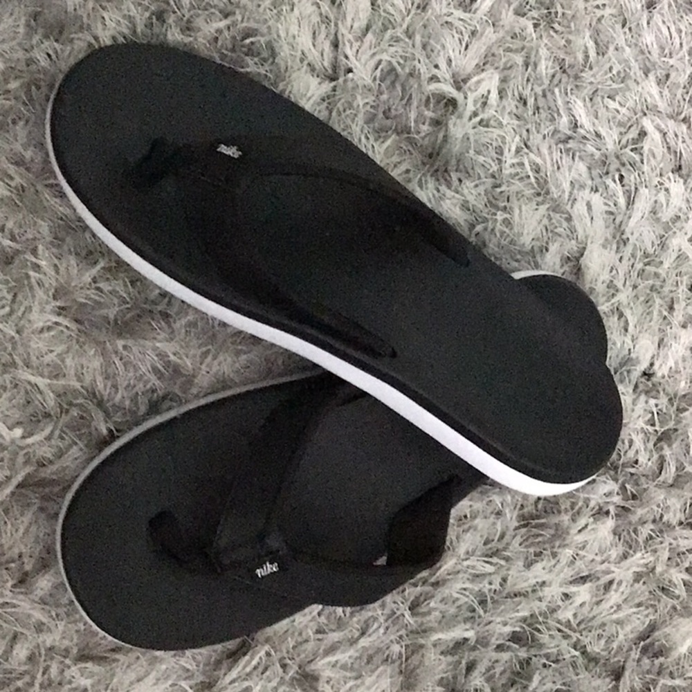 Nike black flip-flops
